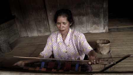 Sarong weven in Bena